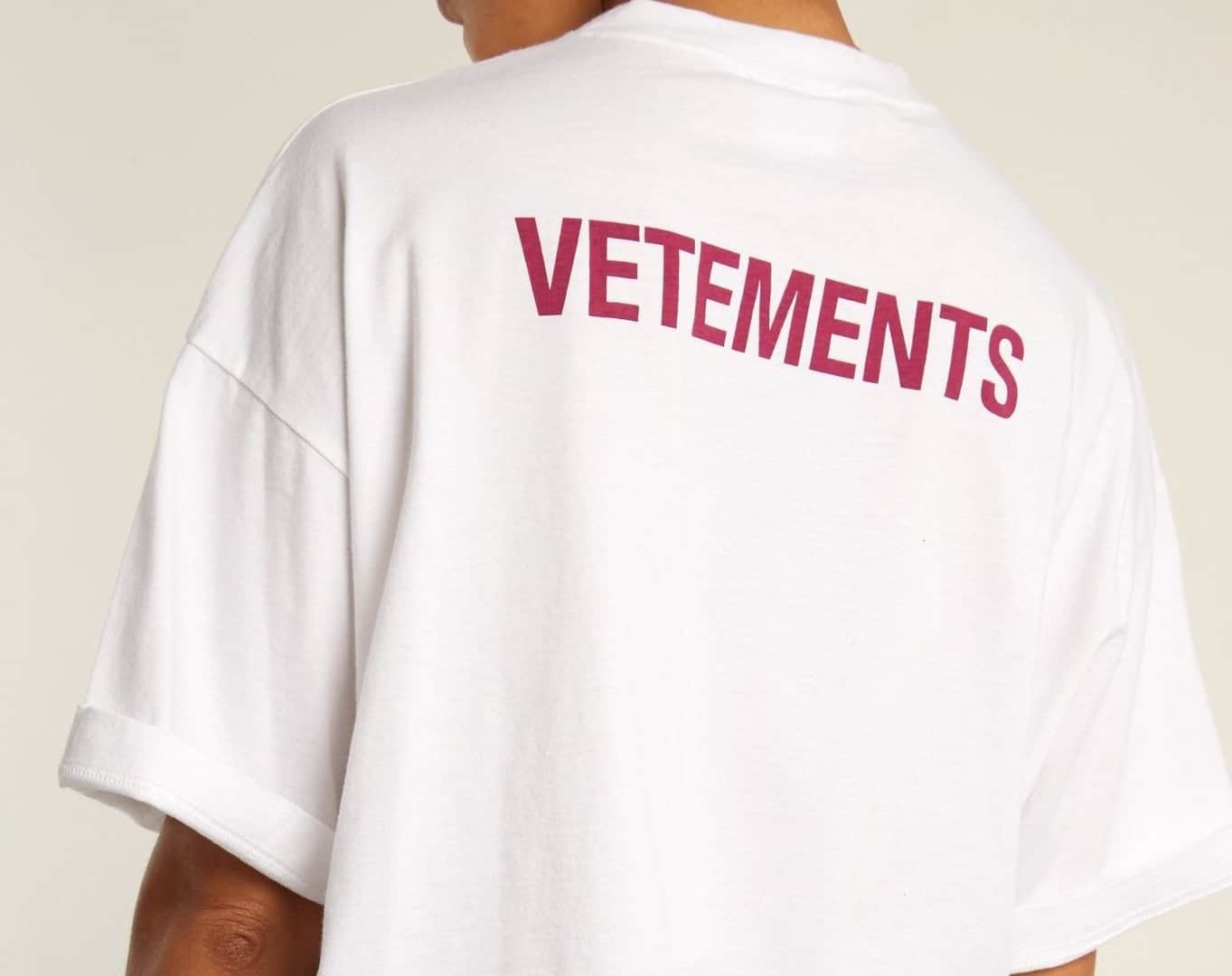 Vetements brain power. Футболка staff vetements. Vetements футболка с надписью. Vetements футболка с машиной. Vetements рубашка с логотипом.